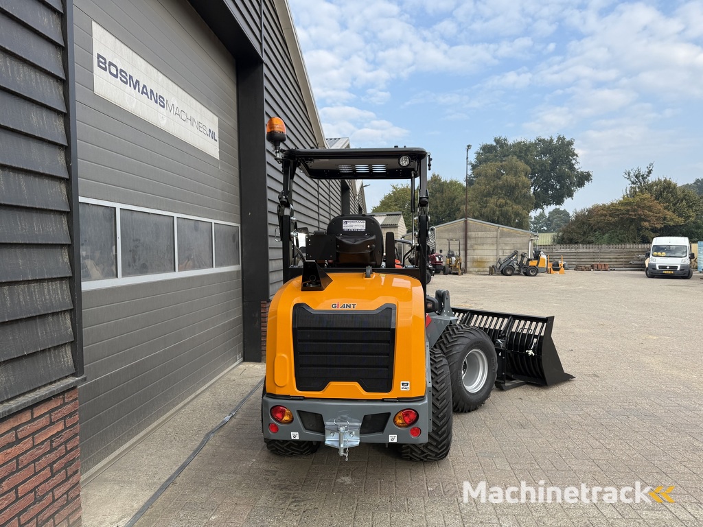 Giant G2700 HD X-TRA + minishovel / kniklader NIEUW