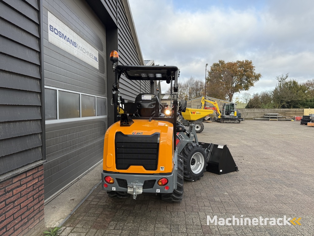 Giant G2700 HD + minishovel / kniklader NIEUW