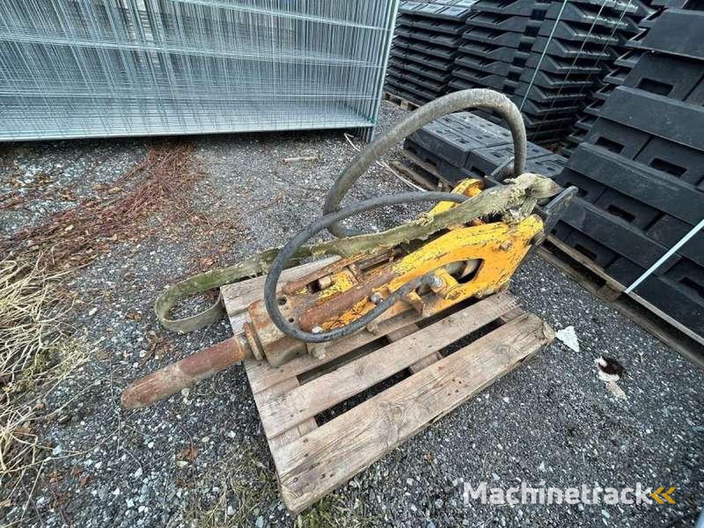 MONTABERT PELLE 8 TONNES / TRACTOPELLE