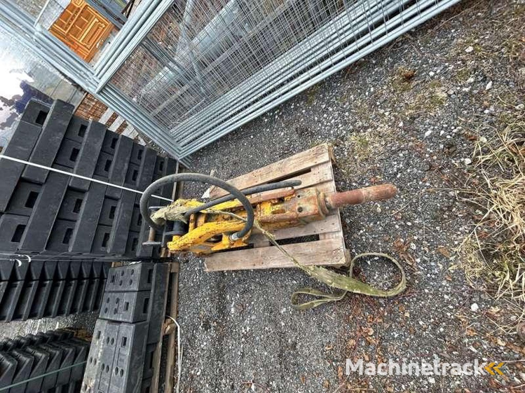 MONTABERT PELLE 8 TONNES / TRACTOPELLE