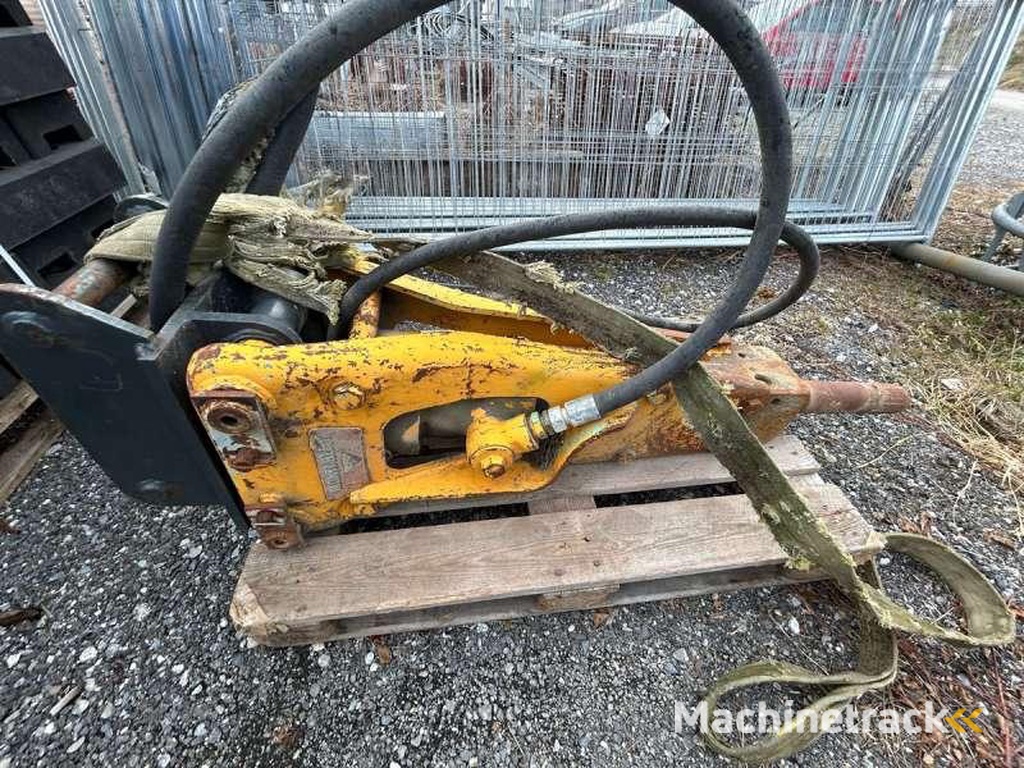 MONTABERT PELLE 8 TONNES / TRACTOPELLE