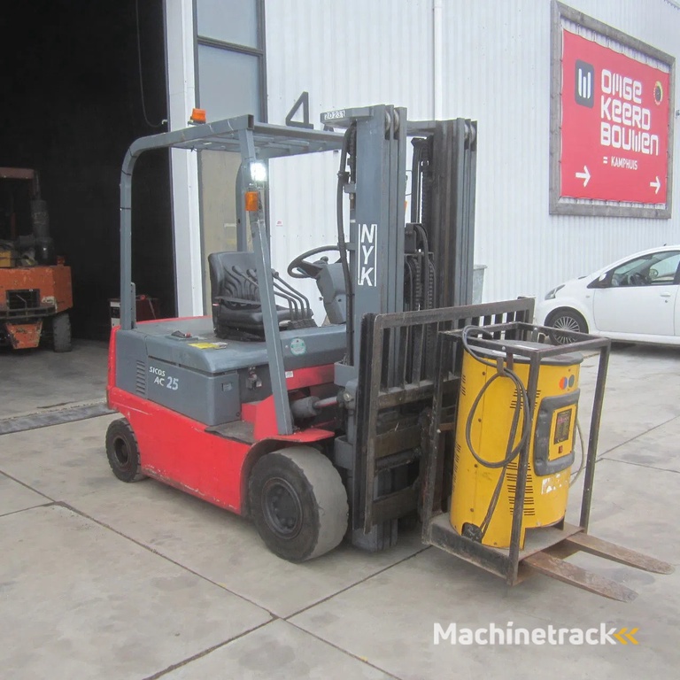 Nichiyu Heftruck FPC25PN, elek., triplo, side shift, hydro vorkverstelling.