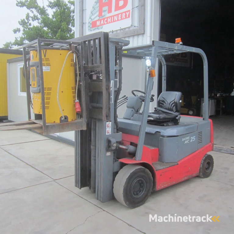 Nichiyu Heftruck FPC25PN, elek., triplo, side shift, hydro vorkverstelling.