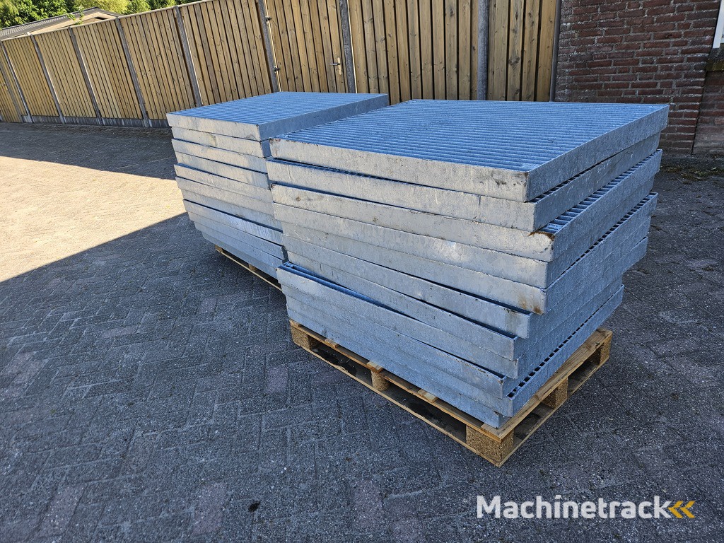 13 zware gegalvaniseerde roosters,