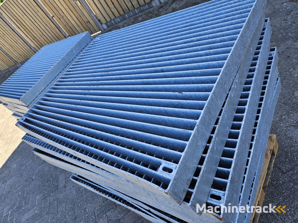 13 zware gegalvaniseerde roosters,