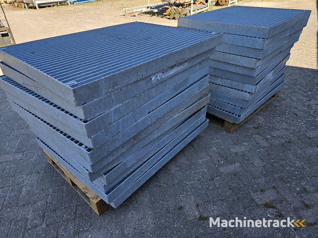 13 zware gegalvaniseerde roosters,