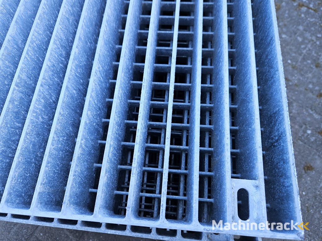 13 zware gegalvaniseerde roosters,