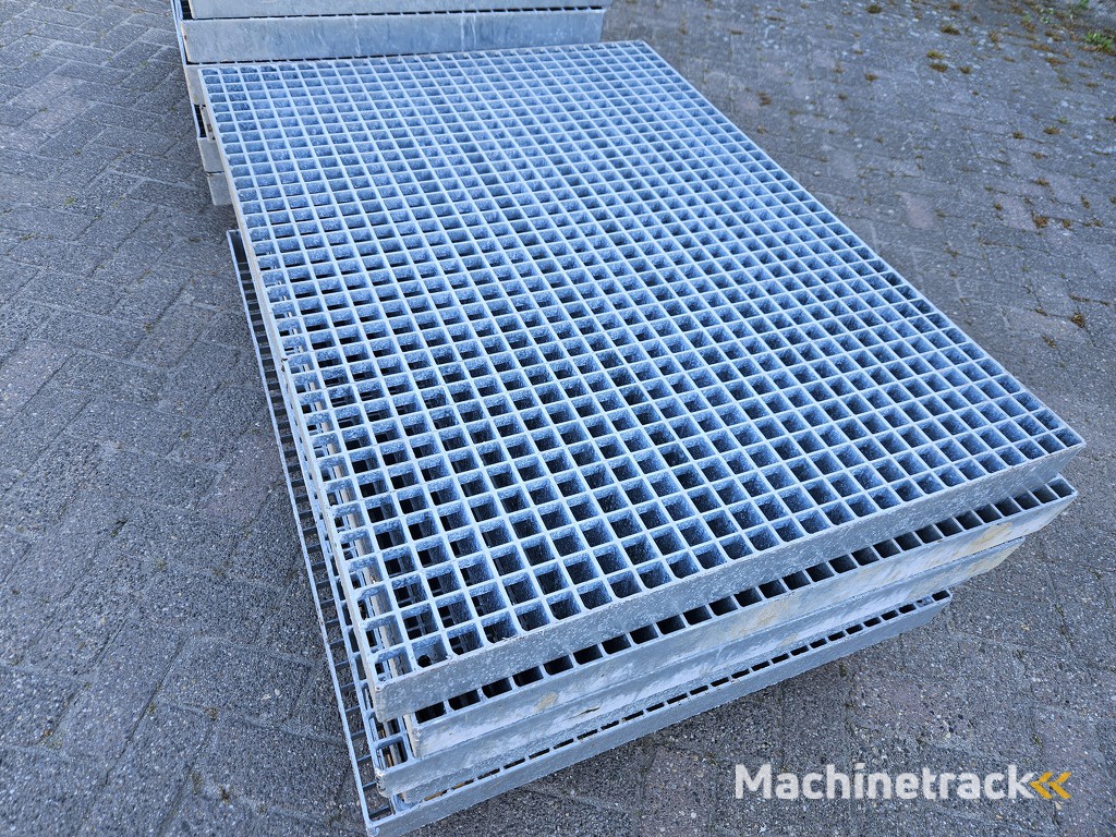 13 zware gegalvaniseerde roosters,