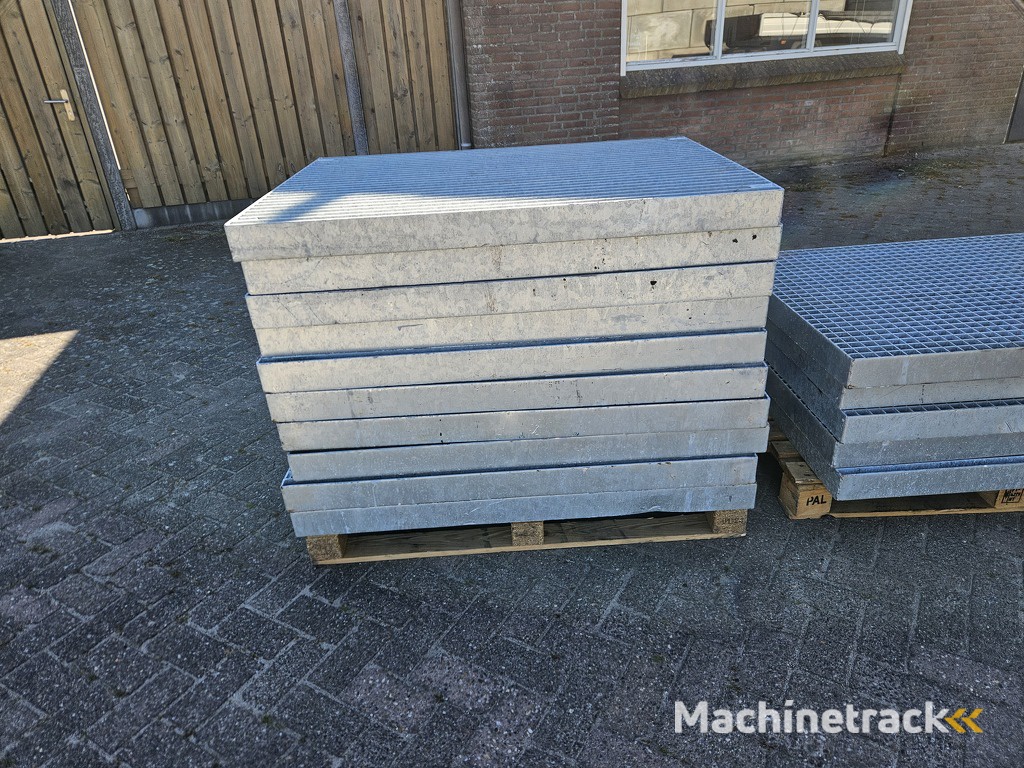 13 zware gegalvaniseerde roosters,