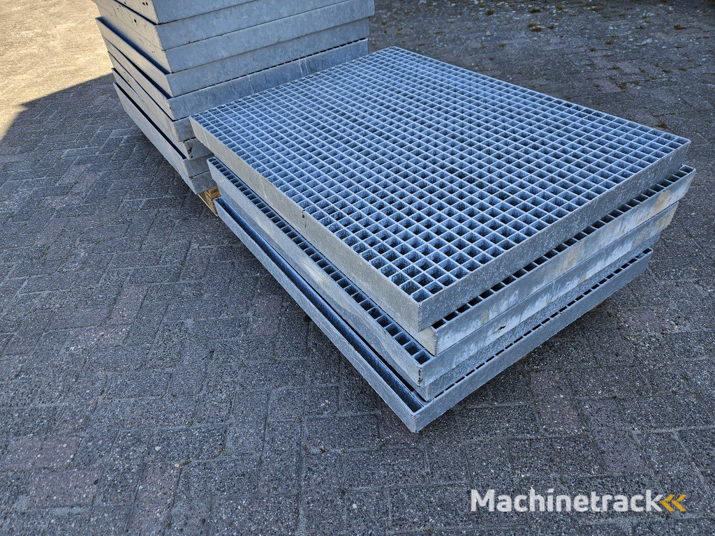 13 zware gegalvaniseerde roosters,