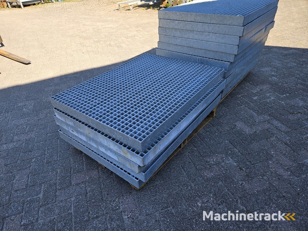 13 zware gegalvaniseerde roosters,