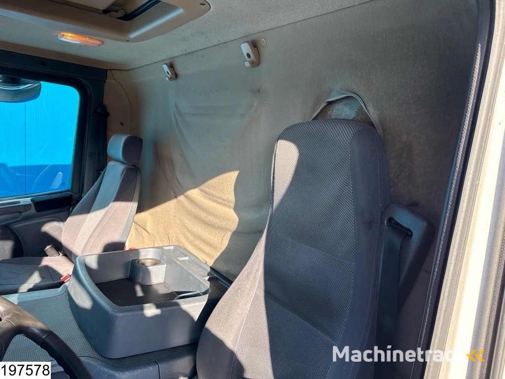 Scania P 230 Carrier, Dhollandia