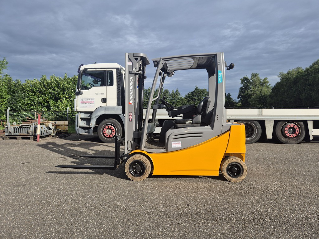 Jungheinrich EFG320 4-Wieler Elektrisch, Mast 3F464  3644 uur.