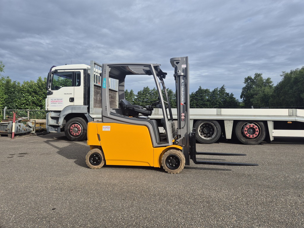 Jungheinrich EFG320 4-Wieler Elektrisch, Mast 3F464  3644 uur.