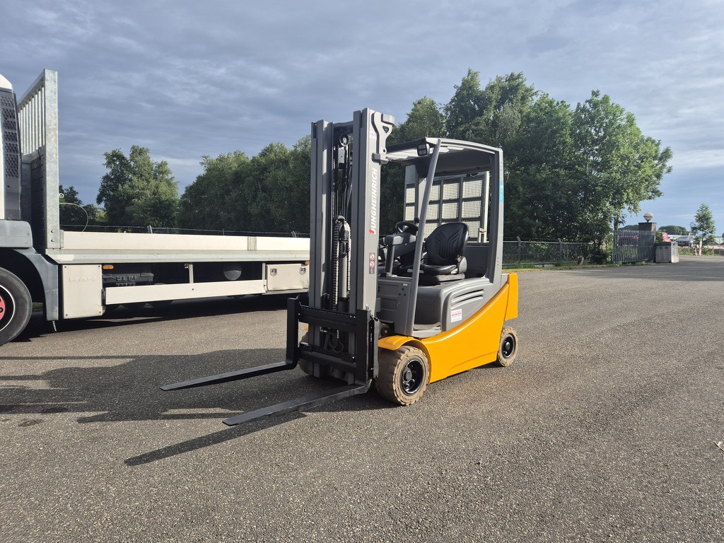 Jungheinrich EFG320 4-Wieler Elektrisch, Mast 3F464  3644 uur.