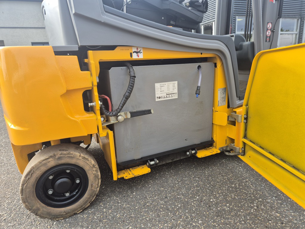 Jungheinrich EFG320 4-Wieler Elektrisch, Mast 3F464  3644 uur.