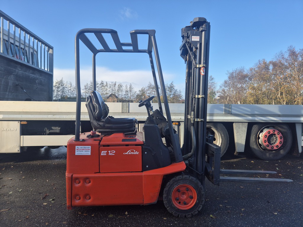 LINDE E12Z-02  3-wieler, Elektrisch, Mast 3F460, B.J. 2000, 4600 uur.