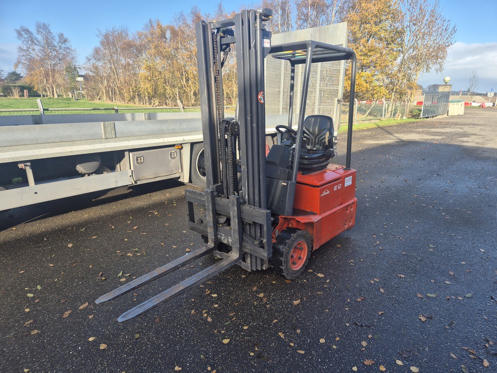 LINDE E12Z-02  3-wieler, Elektrisch, Mast 3F460, B.J. 2000, 4600 uur.