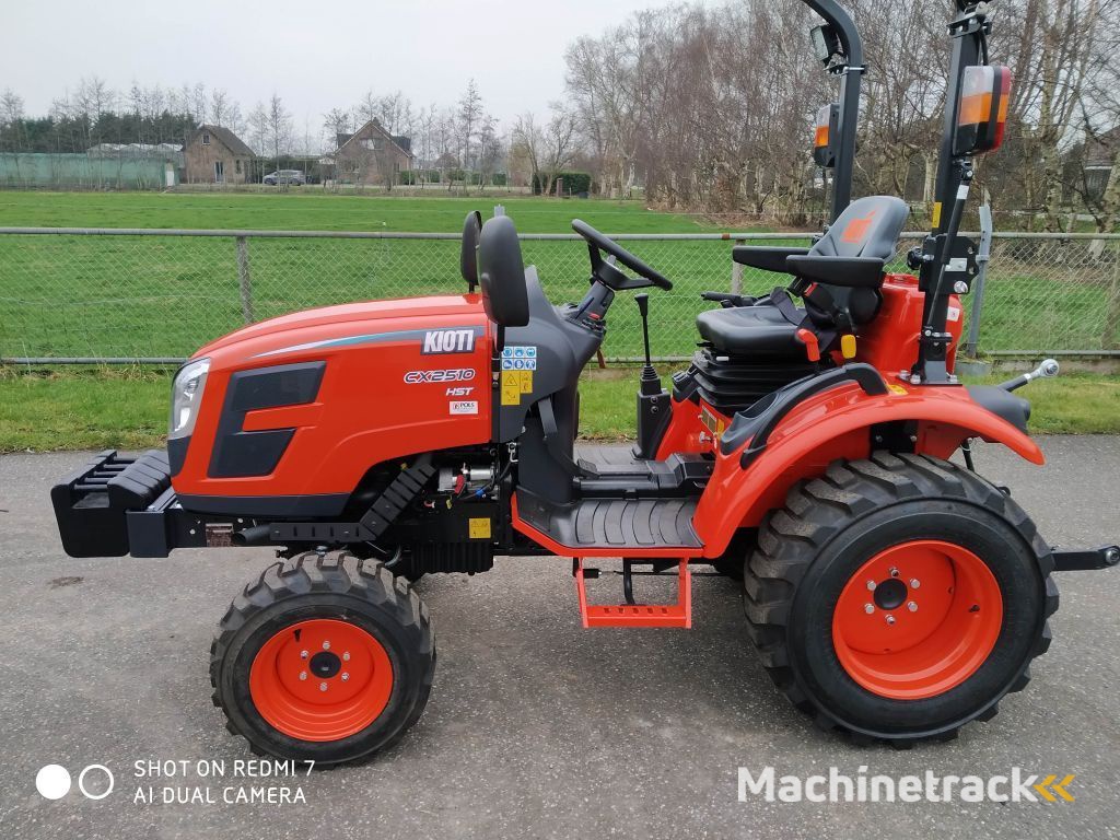 KIOTI CX2510 hst Rops  4wd 25 pk   nieuw ACTIE live is to short to buy a boring tractor !! evt met voorlader