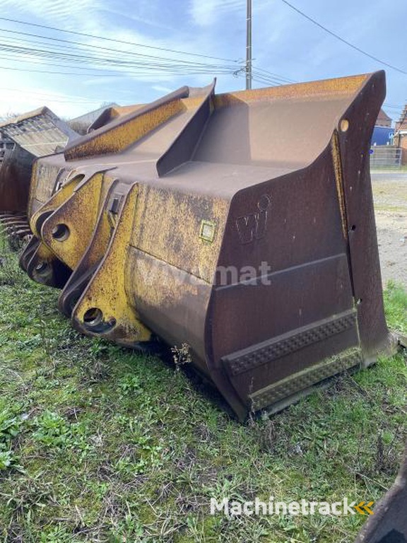 Komatsu WA500-3-buckets-availaible