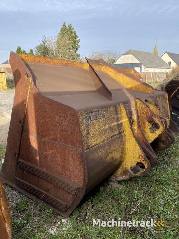 Komatsu WA500-3-buckets-availaible