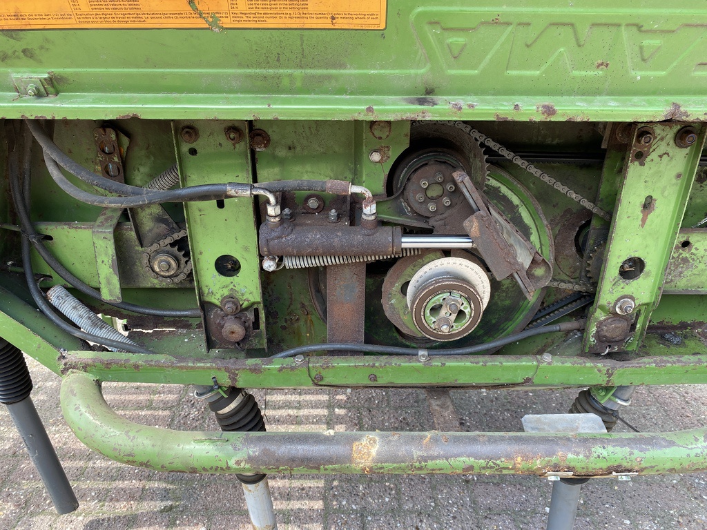 Amazone rijenstrooier 25 pijpen