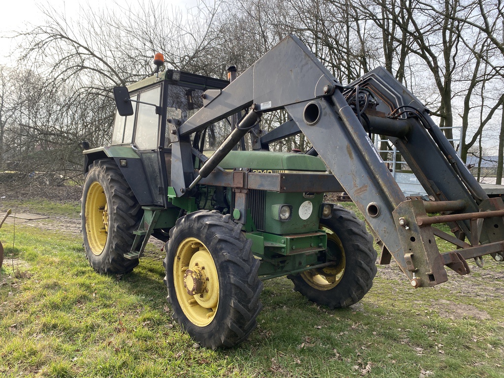John Deere 3040 met frontlader