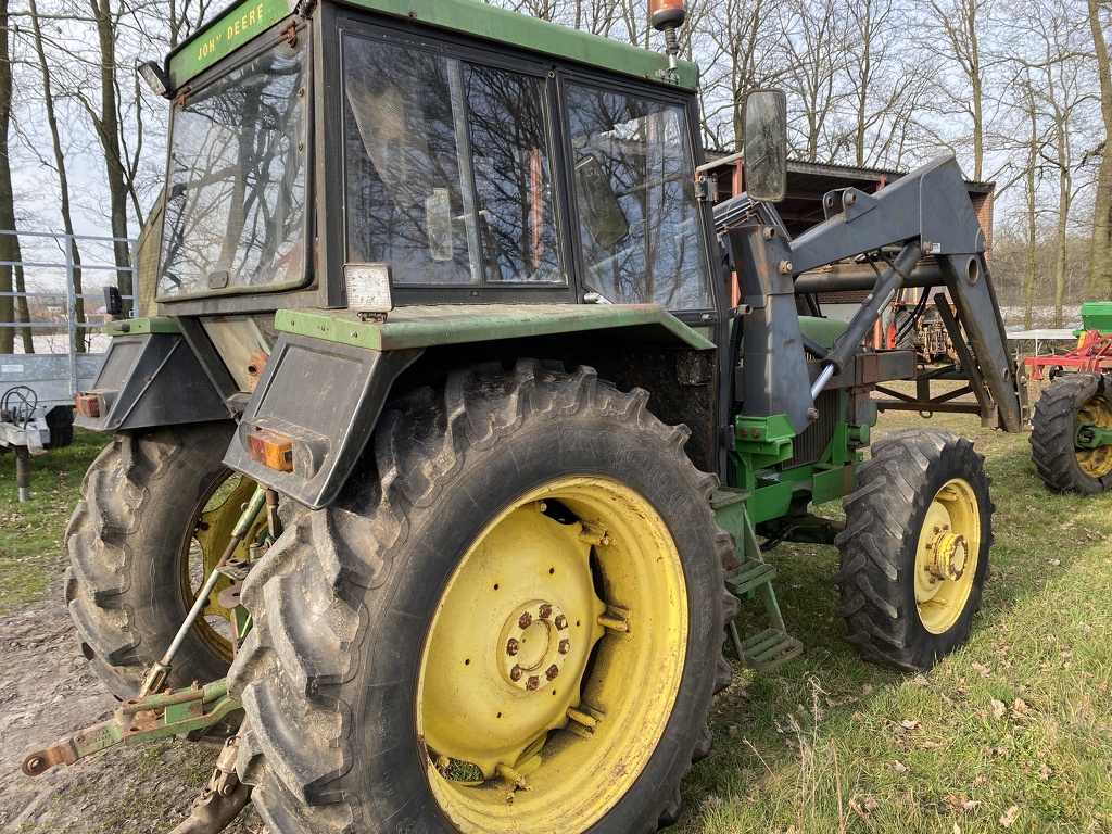 John Deere 3040 met frontlader