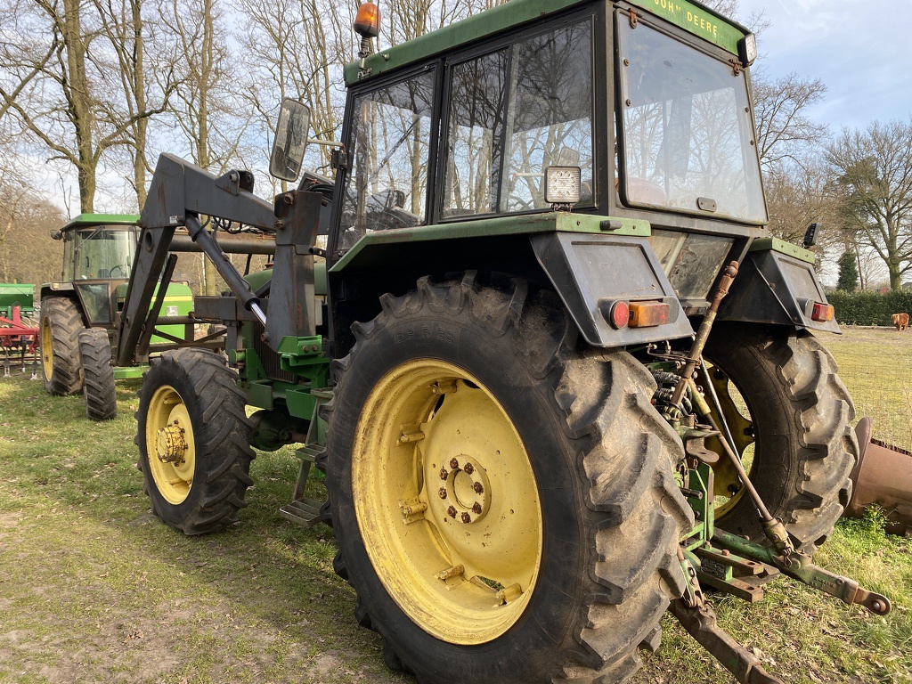 John Deere 3040 met frontlader