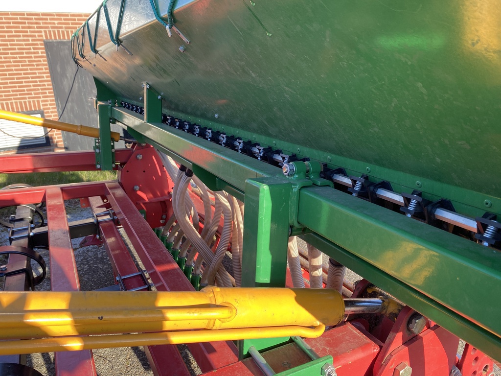 Vleugelschaar cultivator + zaaibak