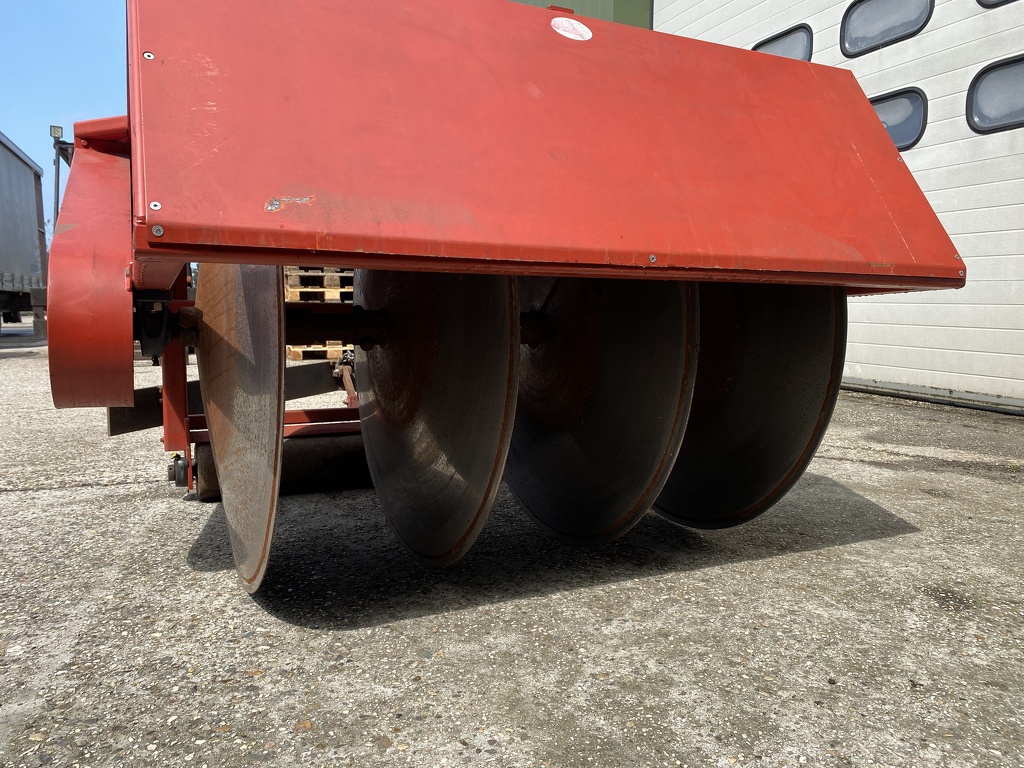 Aangedreven veurendrukker sleuventrekker