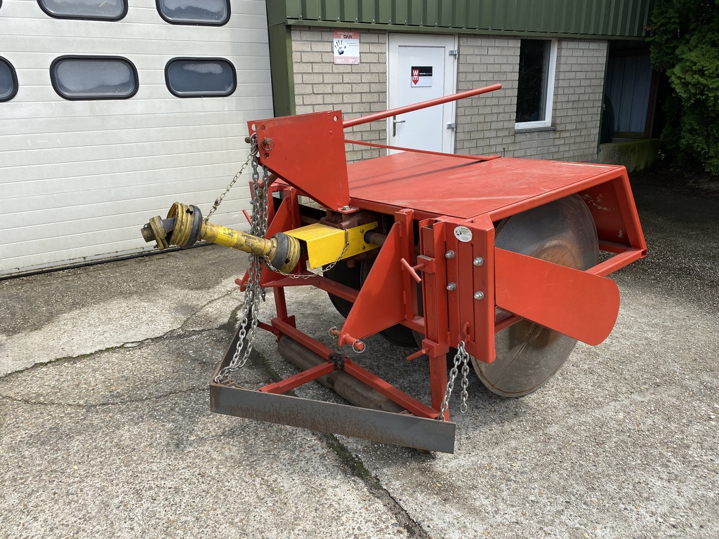 Aangedreven veurendrukker sleuventrekker