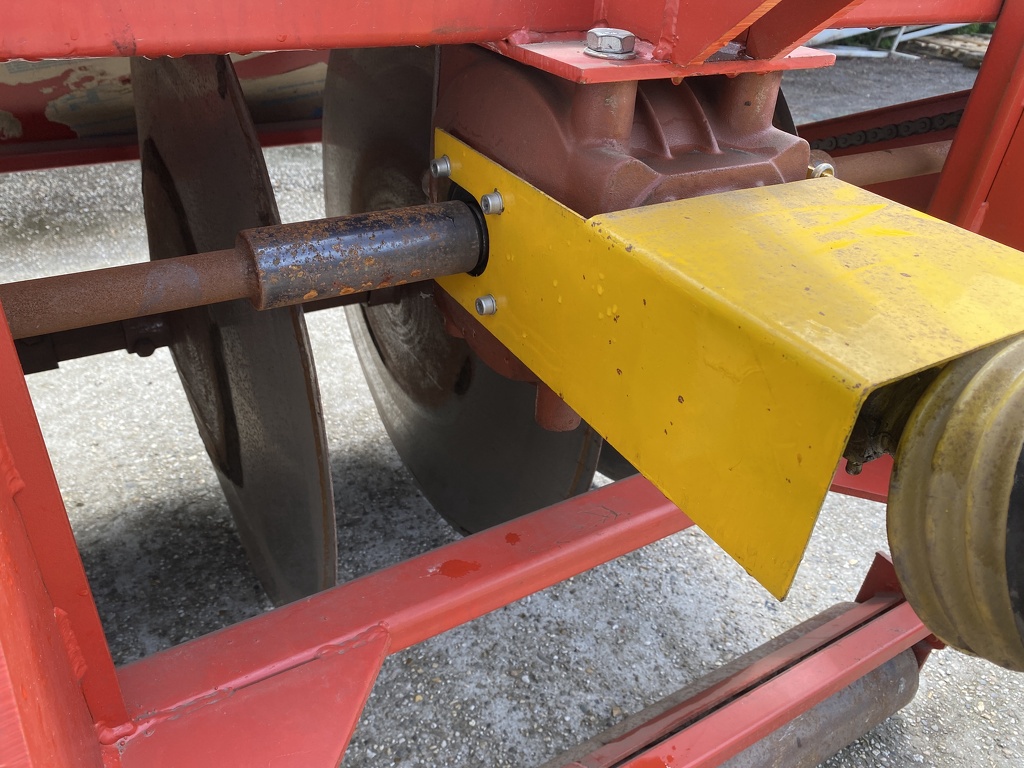 Aangedreven veurendrukker sleuventrekker