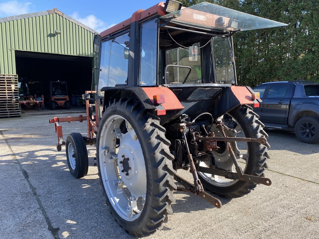 International 633 met schoffelmachine