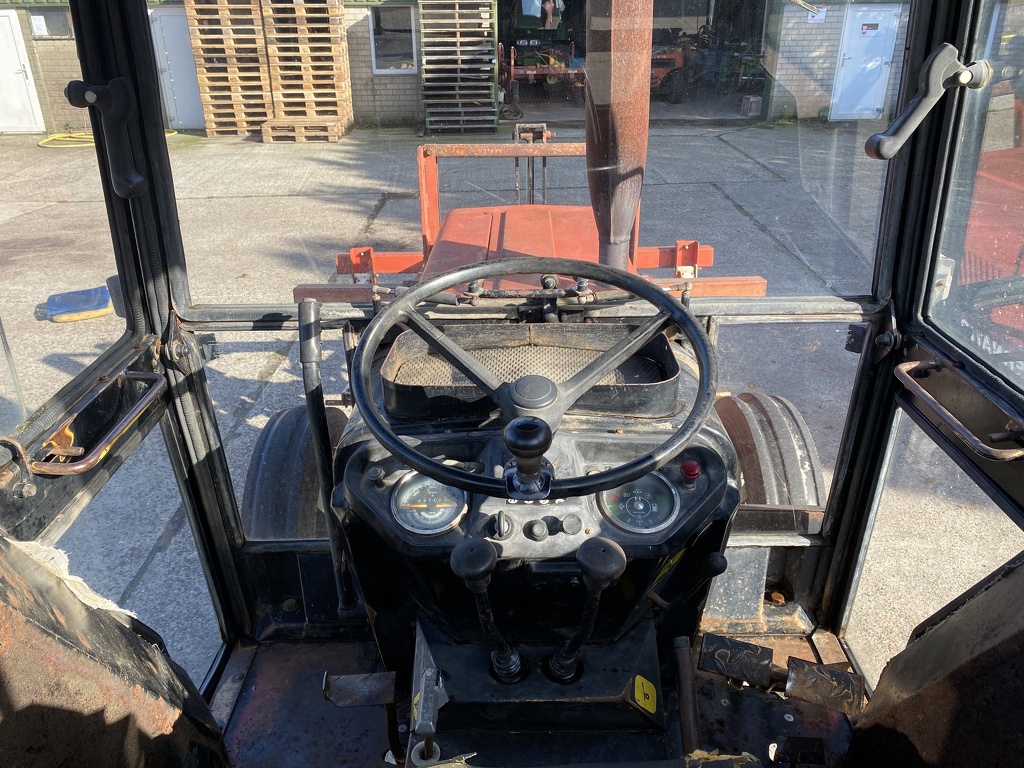 International 633 met schoffelmachine