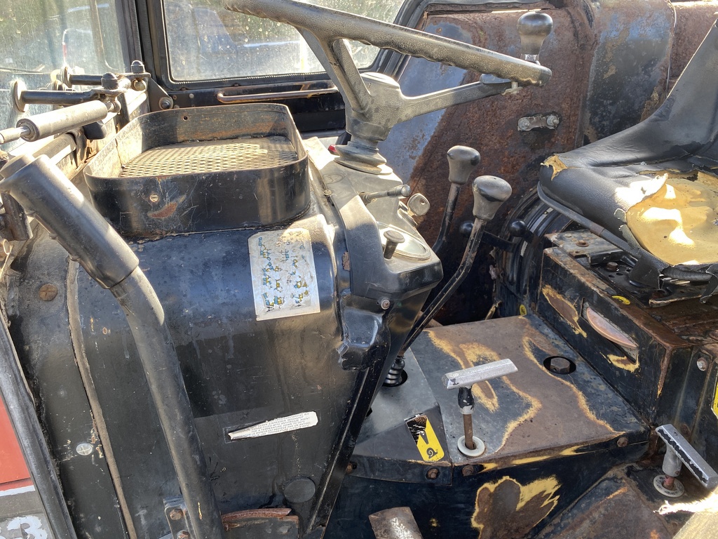 International 633 met schoffelmachine