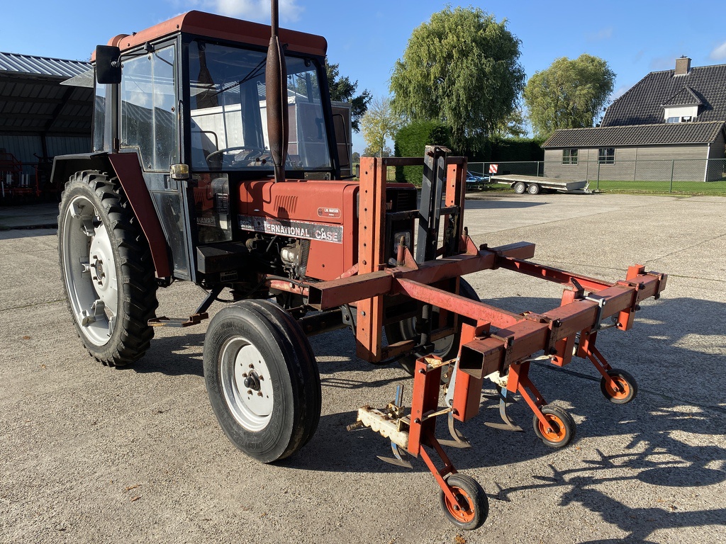 International 633 met schoffelmachine