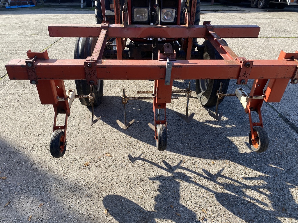 International 633 met schoffelmachine