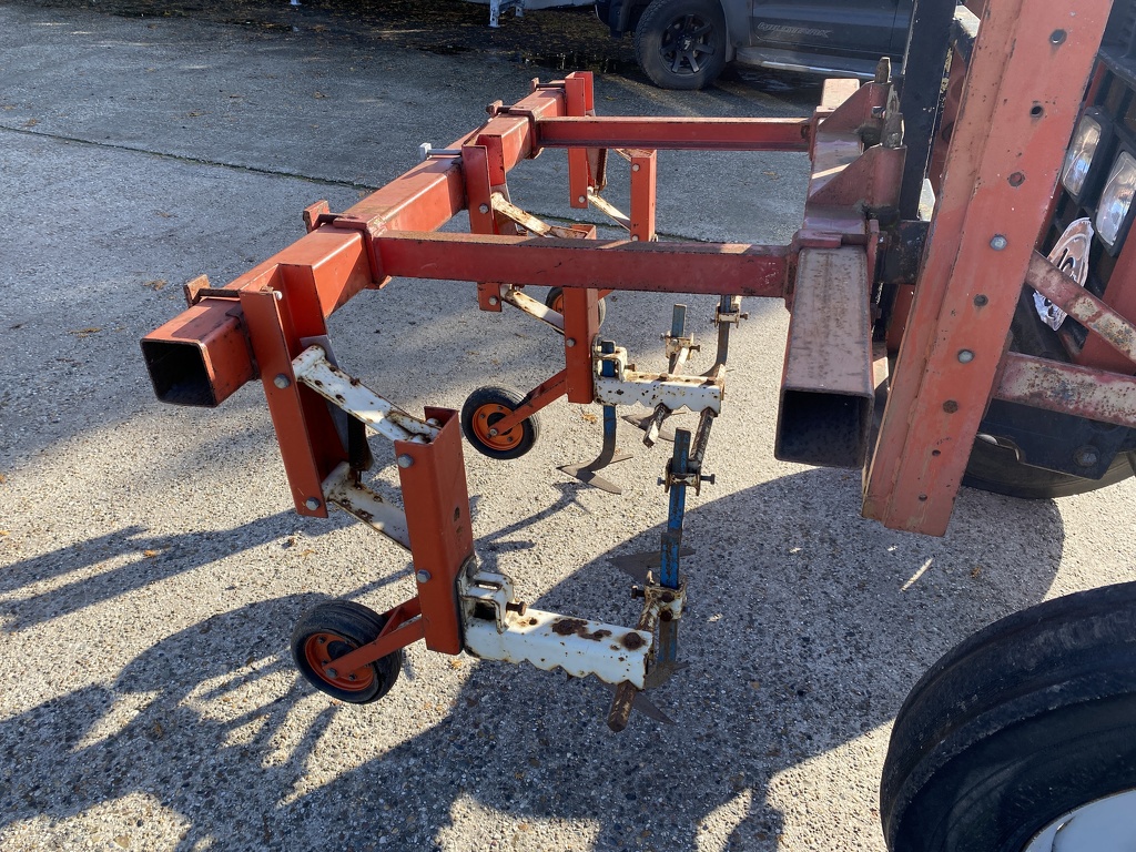 International 633 met schoffelmachine