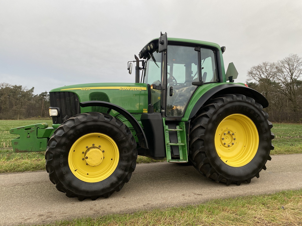John Deere 6820