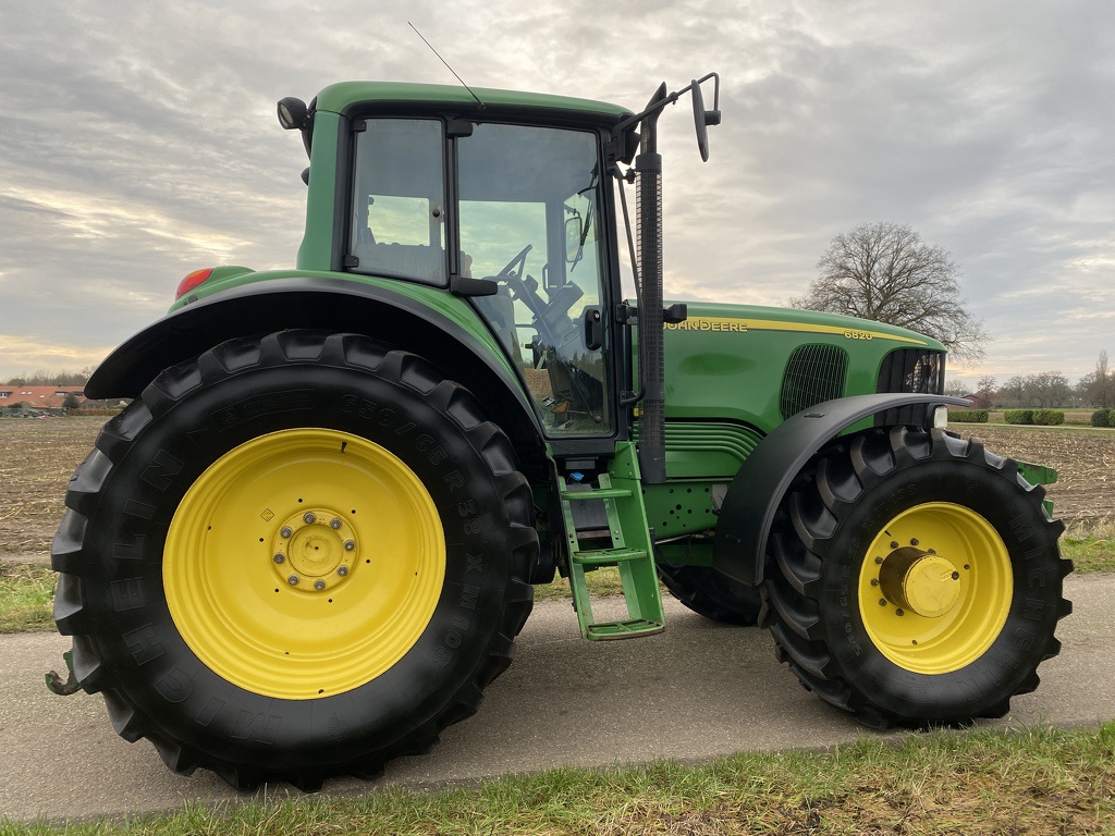 John Deere 6820