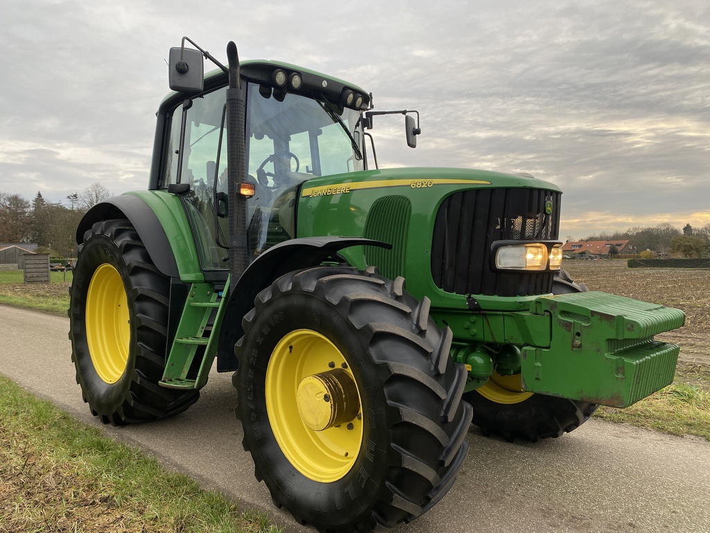 John Deere 6820