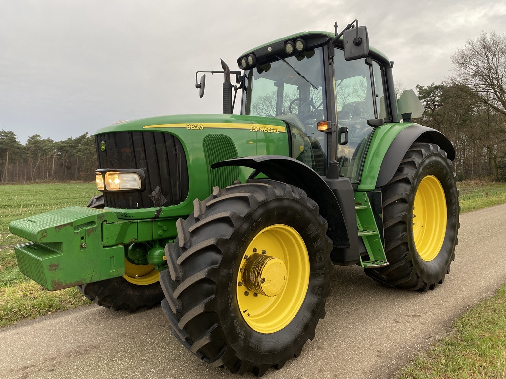 John Deere 6820