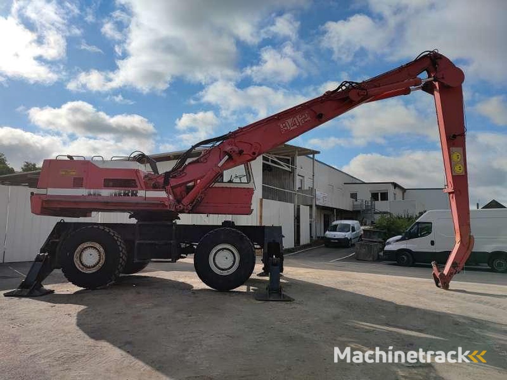 Liebherr A942
