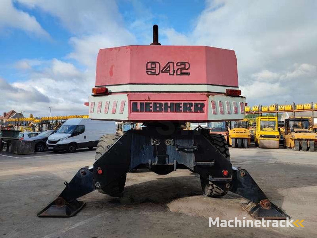 Liebherr A942
