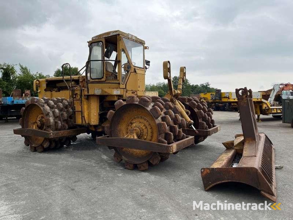 Caterpillar 825-porte-engins