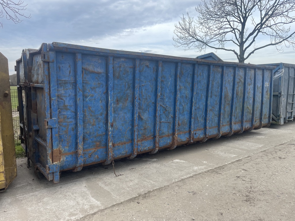 diverse gebruikte afzetcontainers