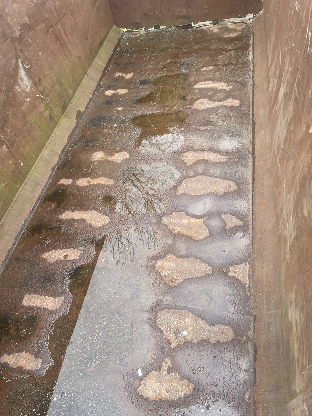 diverse gebruikte afzetcontainers