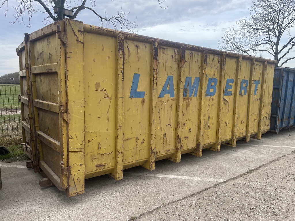 diverse gebruikte afzetcontainers