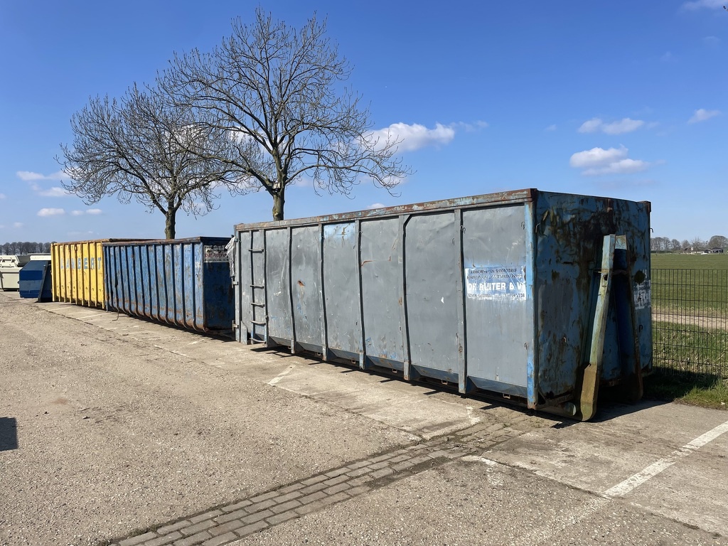 diverse gebruikte afzetcontainers